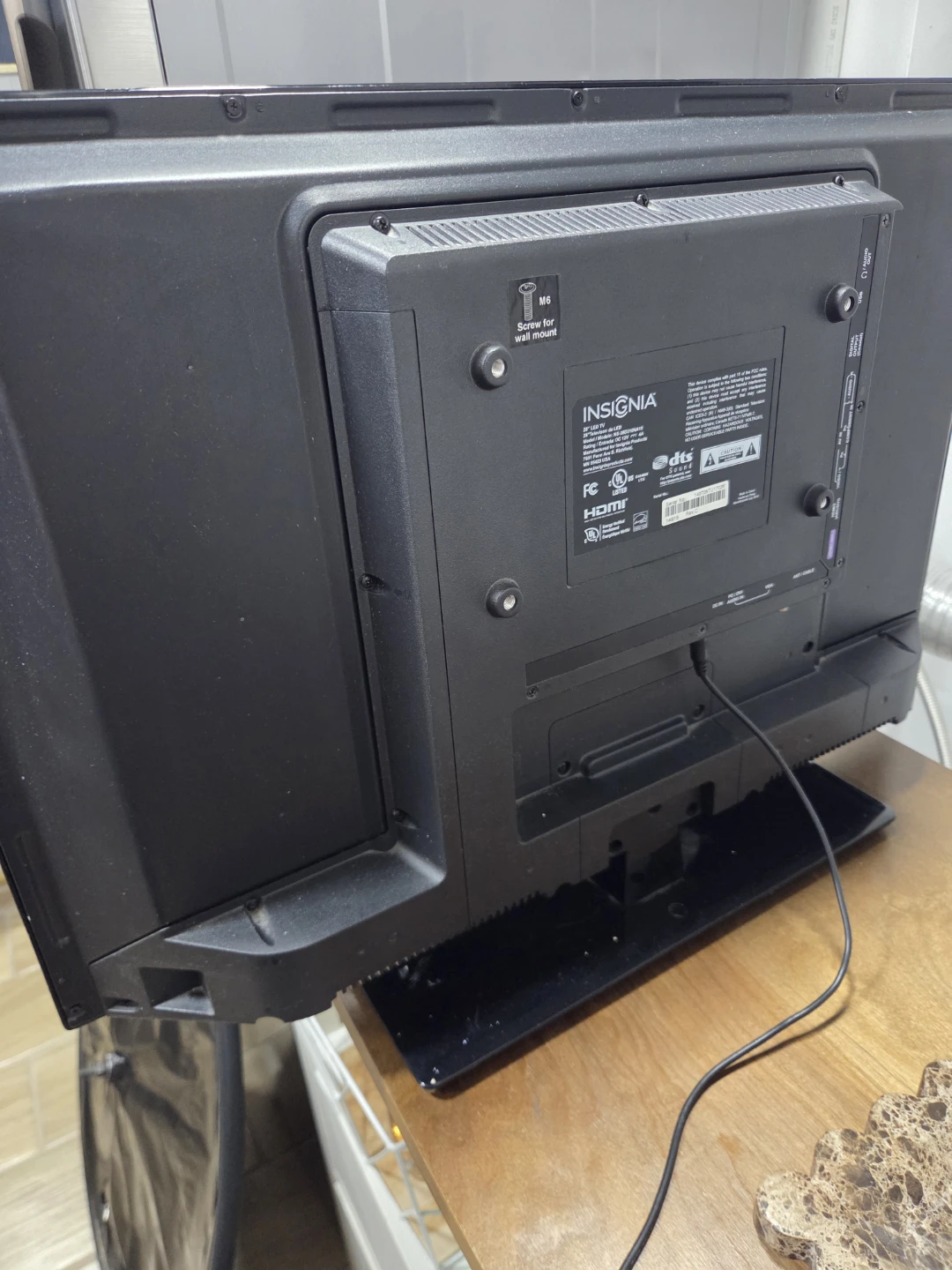 Insignia Flat Screen TV 32 inch - photo 5