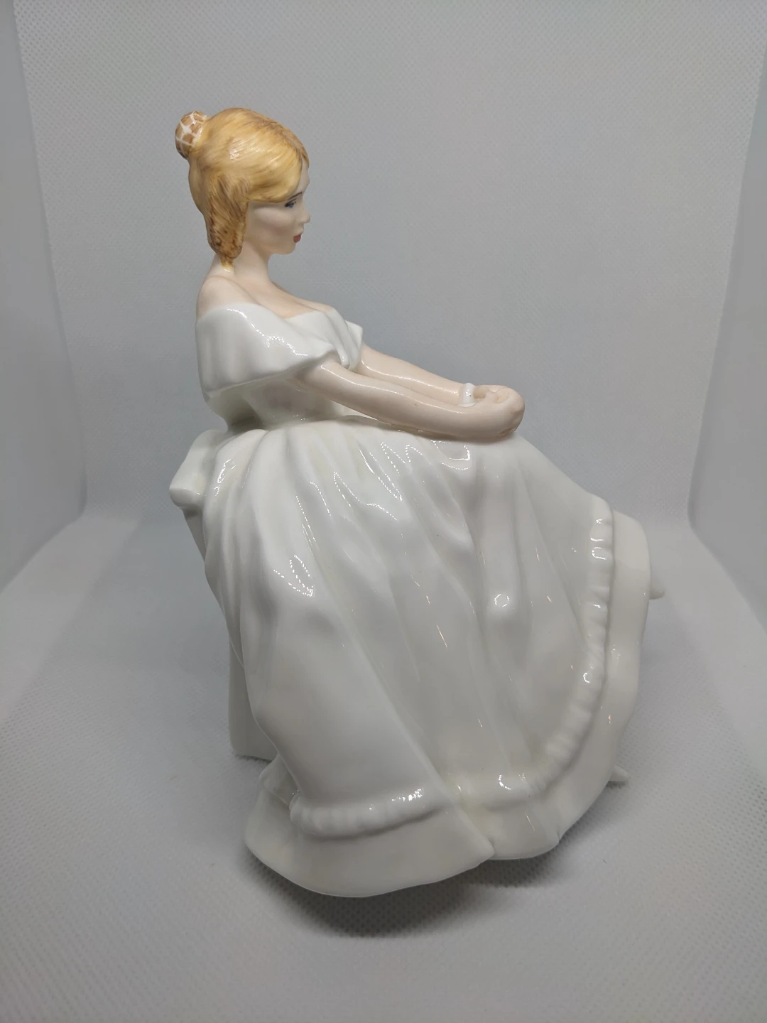 Royal Doulton "Heather" Vintage Figure - photo 5