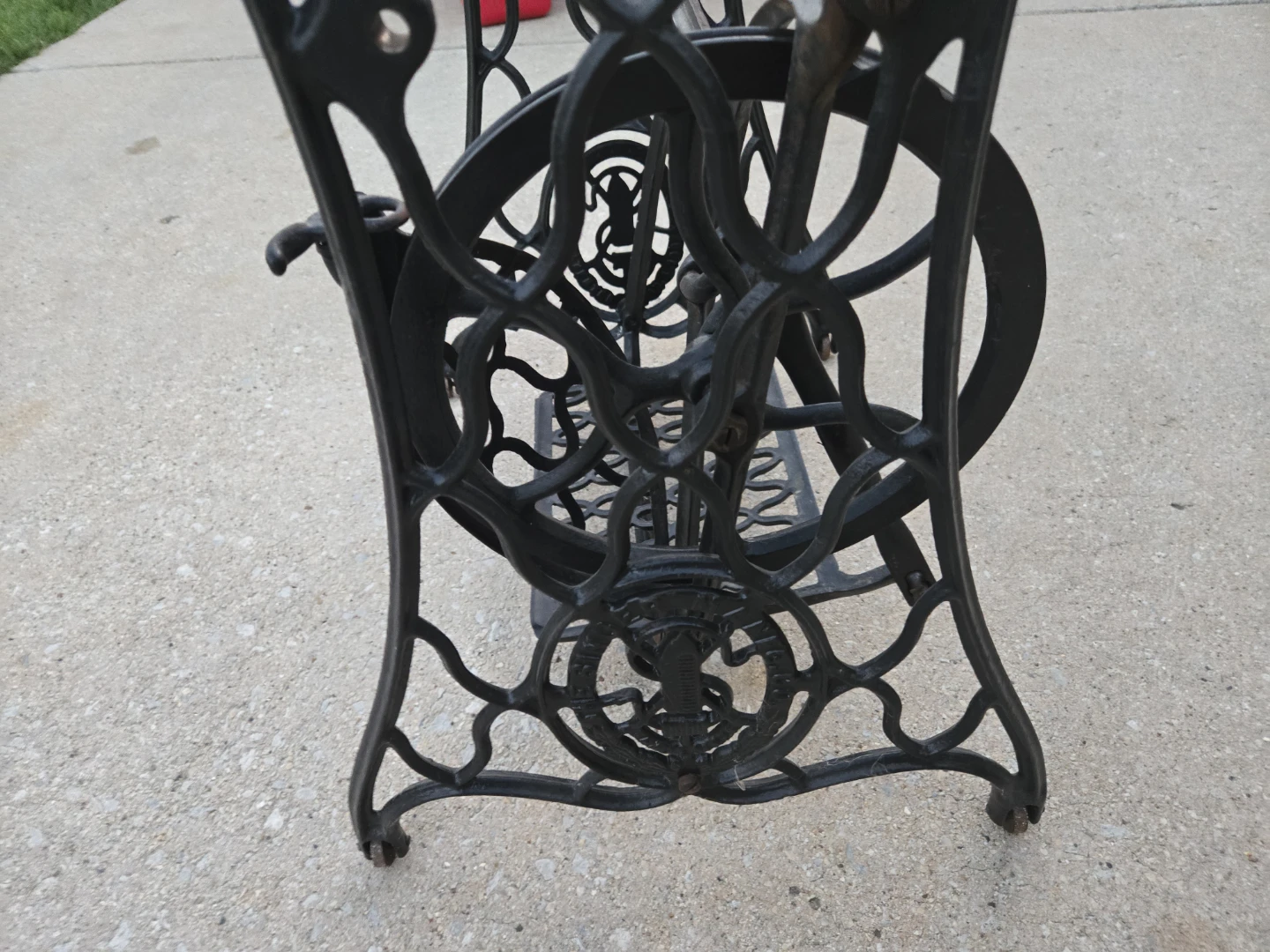 Vintage Singer Cast Iron Sewing Machine Treadle Base - photo 3