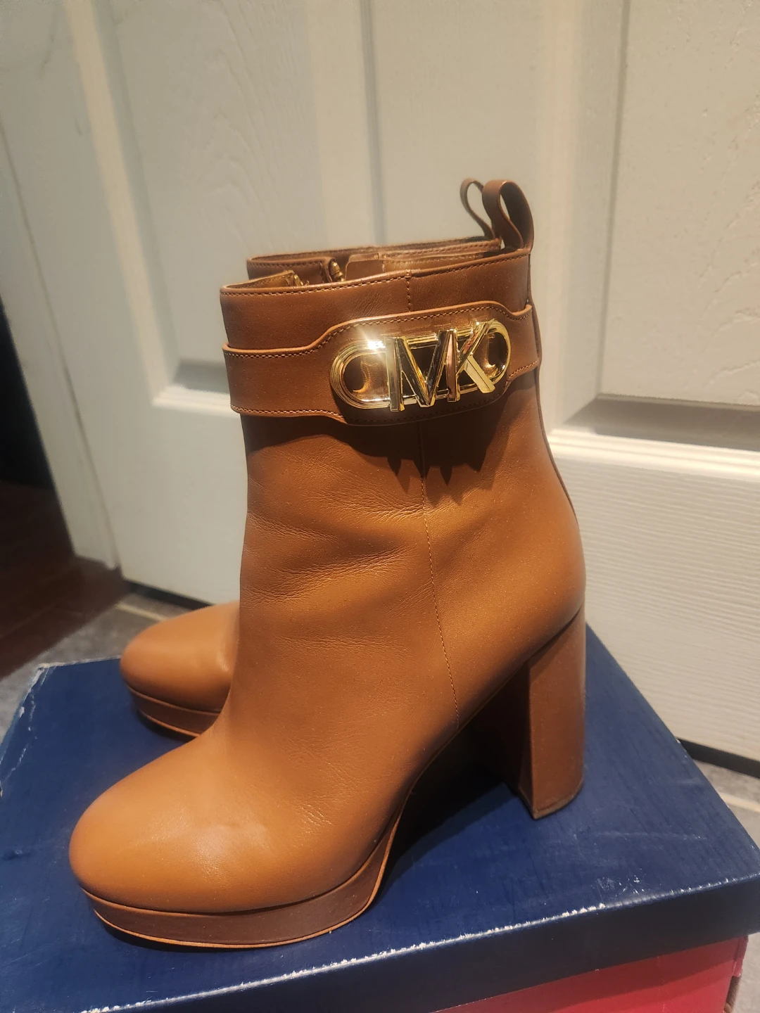 Michael Kors Leather Ankle Boots - photo 2