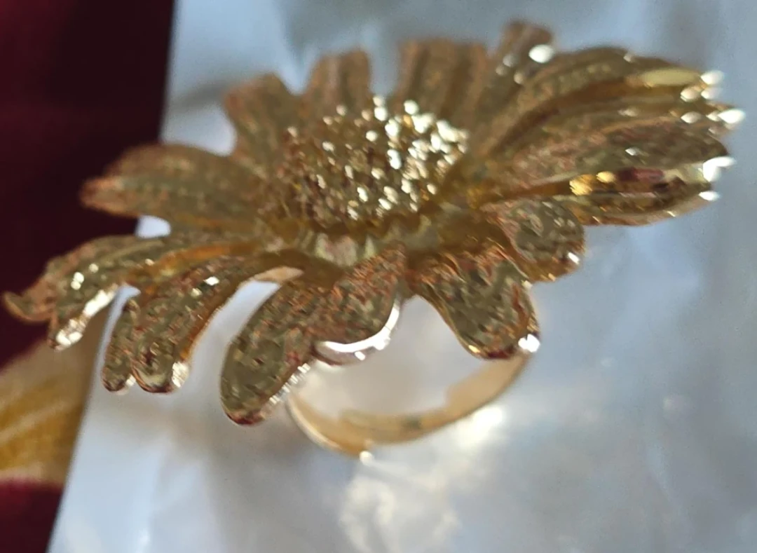 New Gold-tone Daisy Flower Ring
