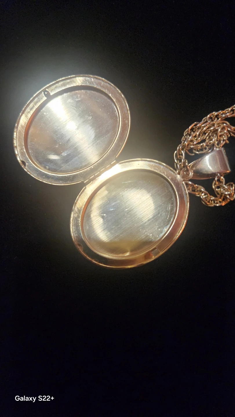 Vintage gold toned locket on its original gold chain - photo 4