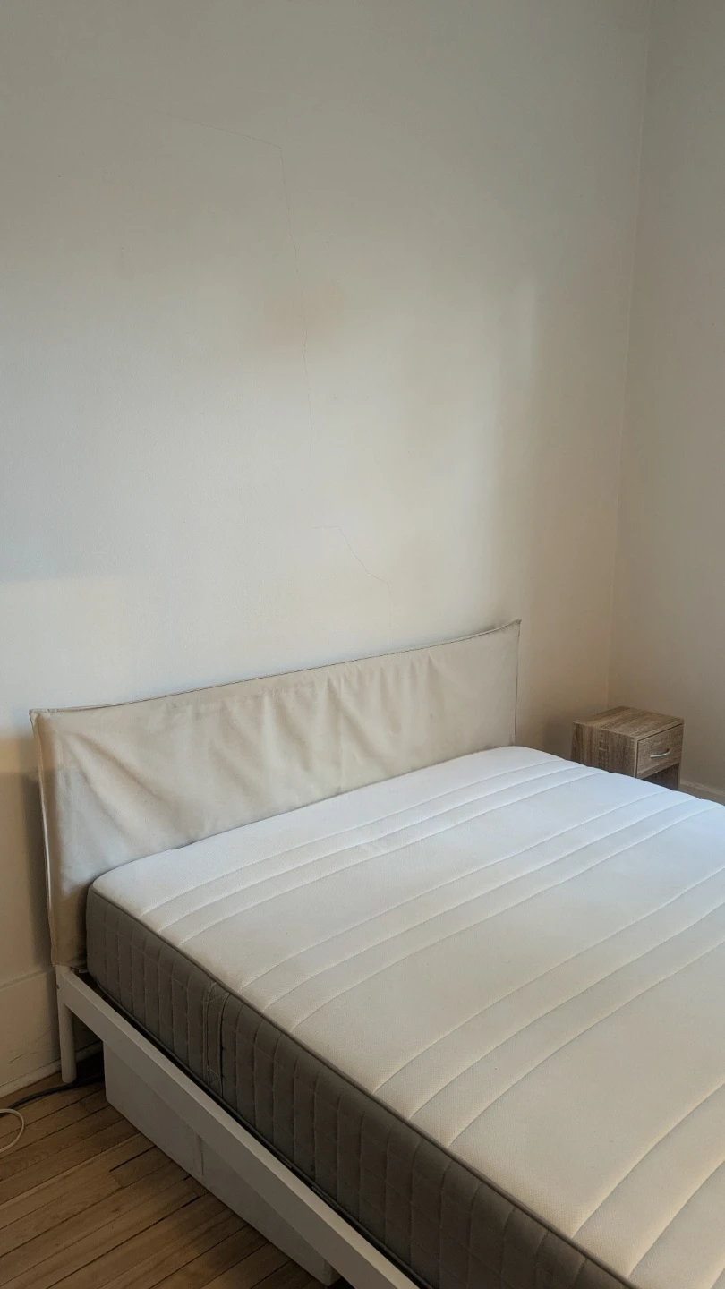 Queen Hybrid mattress with bed frame/ matelas et lit Ikea - photo 2