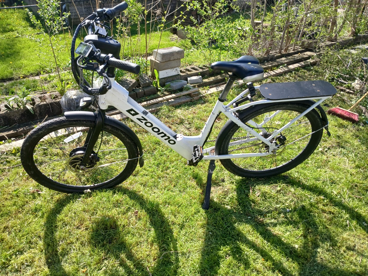White Zoomo Electric Bike