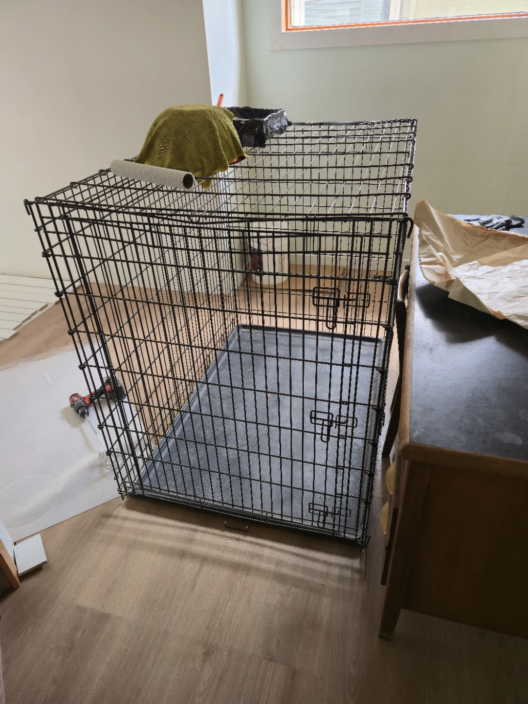Wire Dog Crate with Black Plastic Tray