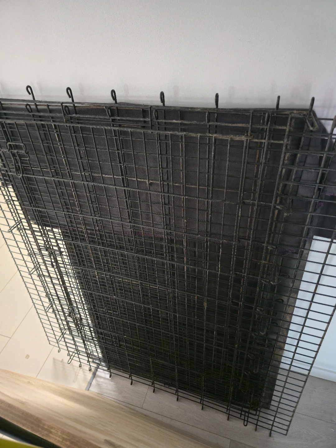 Wire Dog Crate with Black Plastic Tray - photo 2
