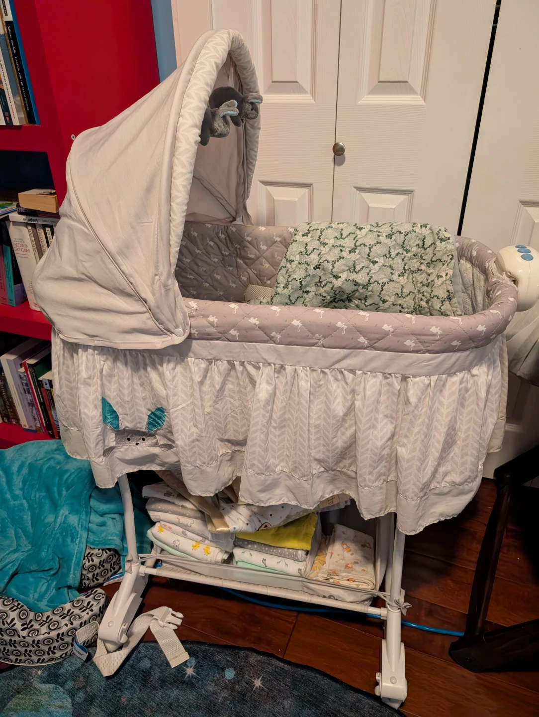 ⚽ Grey Baby Bassinet with Bunnies