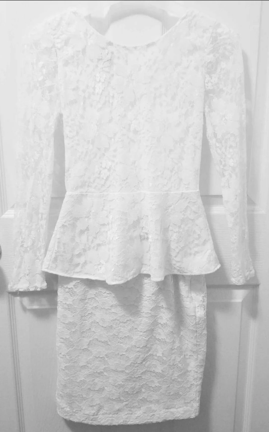 👗White Lace Peplum Dress - Size Small👗