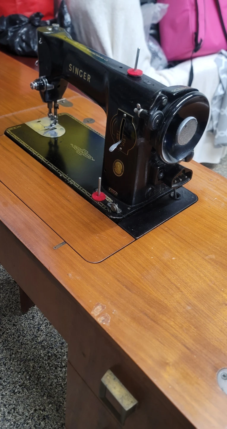 Vintage Singer Sewing Machine - photo 3