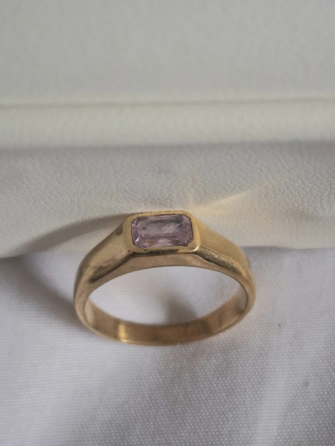 GOLD-TONE RING WITH ROSE QUARTZ STONE