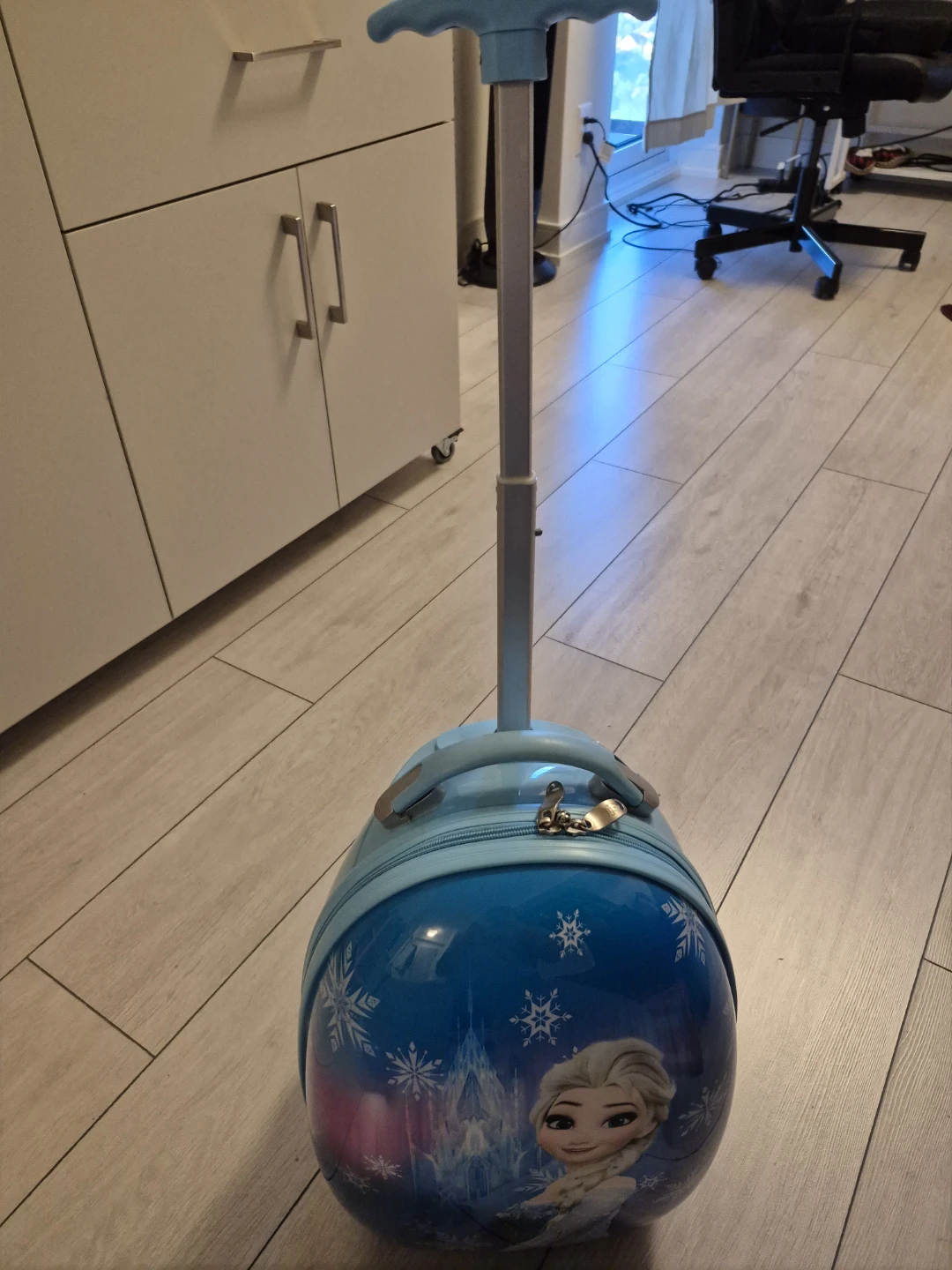 Disney Frozen Elsa Kids Hardshell Rolling Suitcase - photo 2