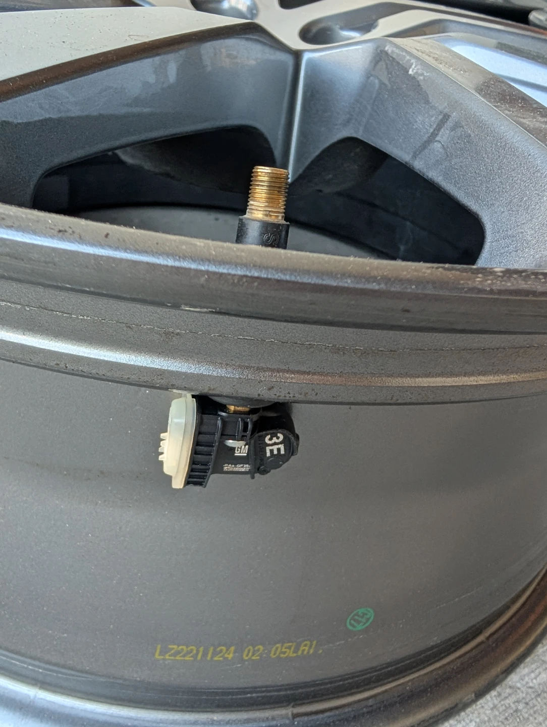 BARELY USED: Rims with TPMS that came off 225/60 R18 tires