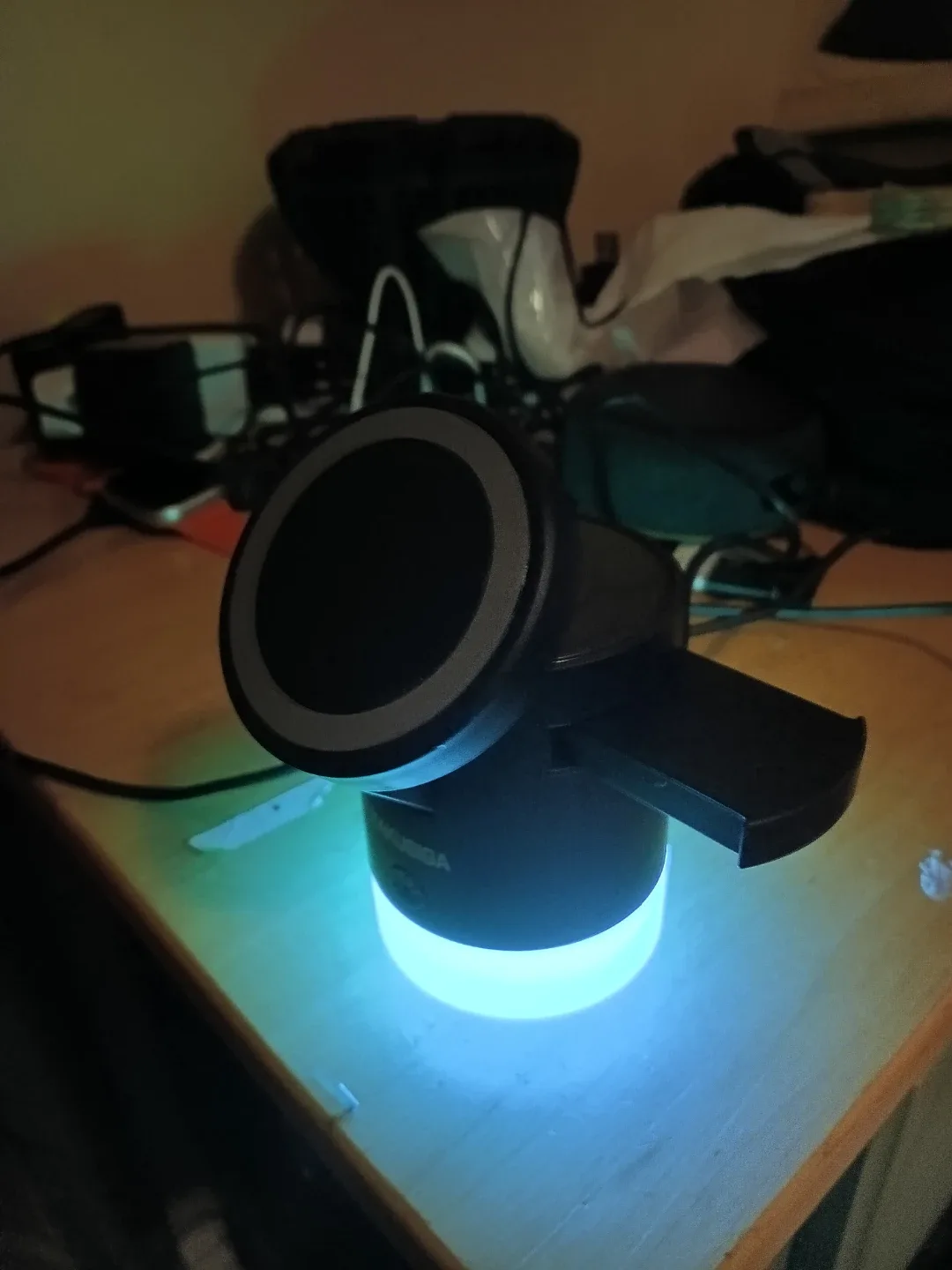 KAKUSIGA Portable Wireless Charger Lamp - photo 4