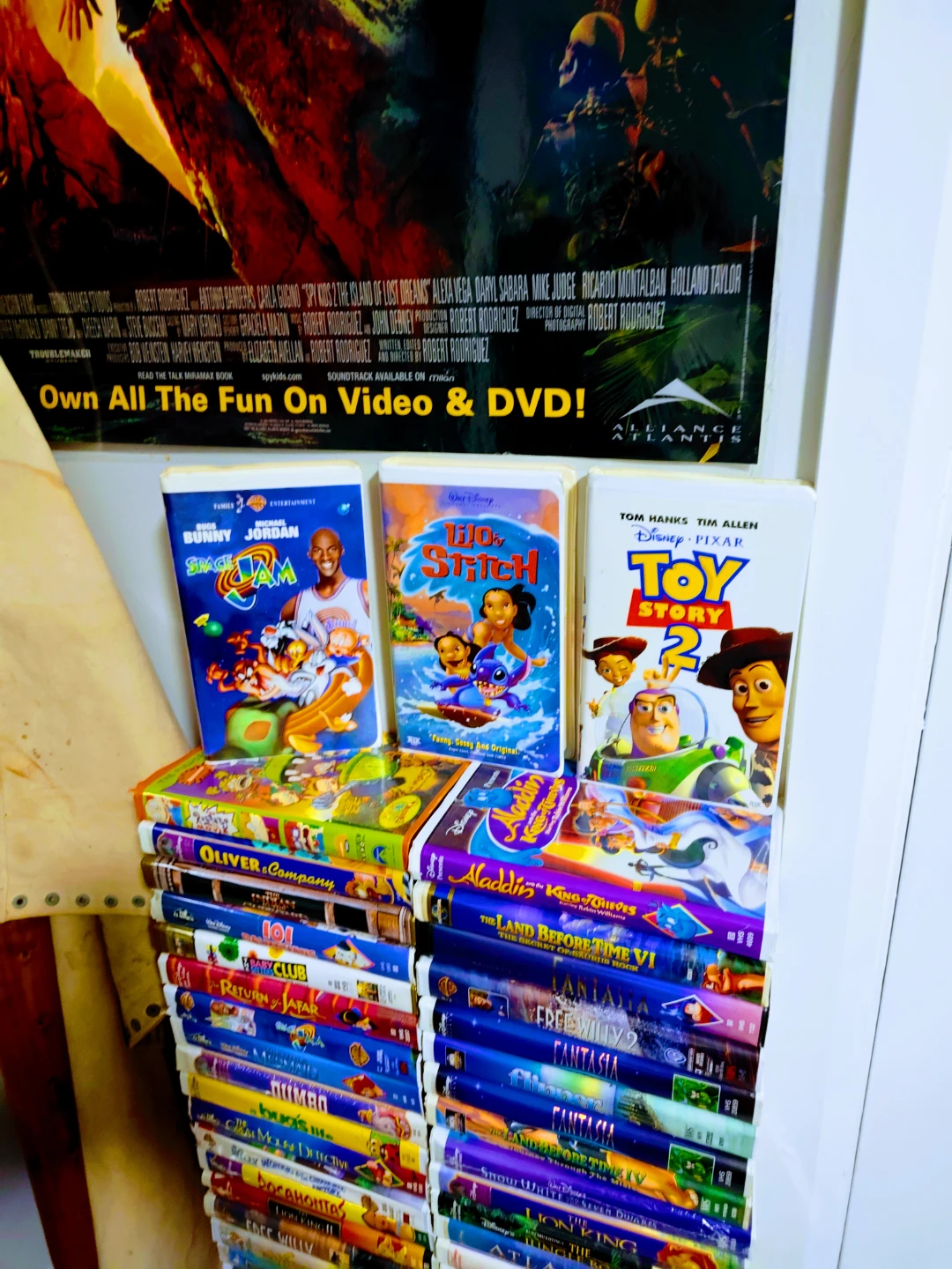 Vintage VHS Clam Shell Movie Tapes 100+ - photo 4