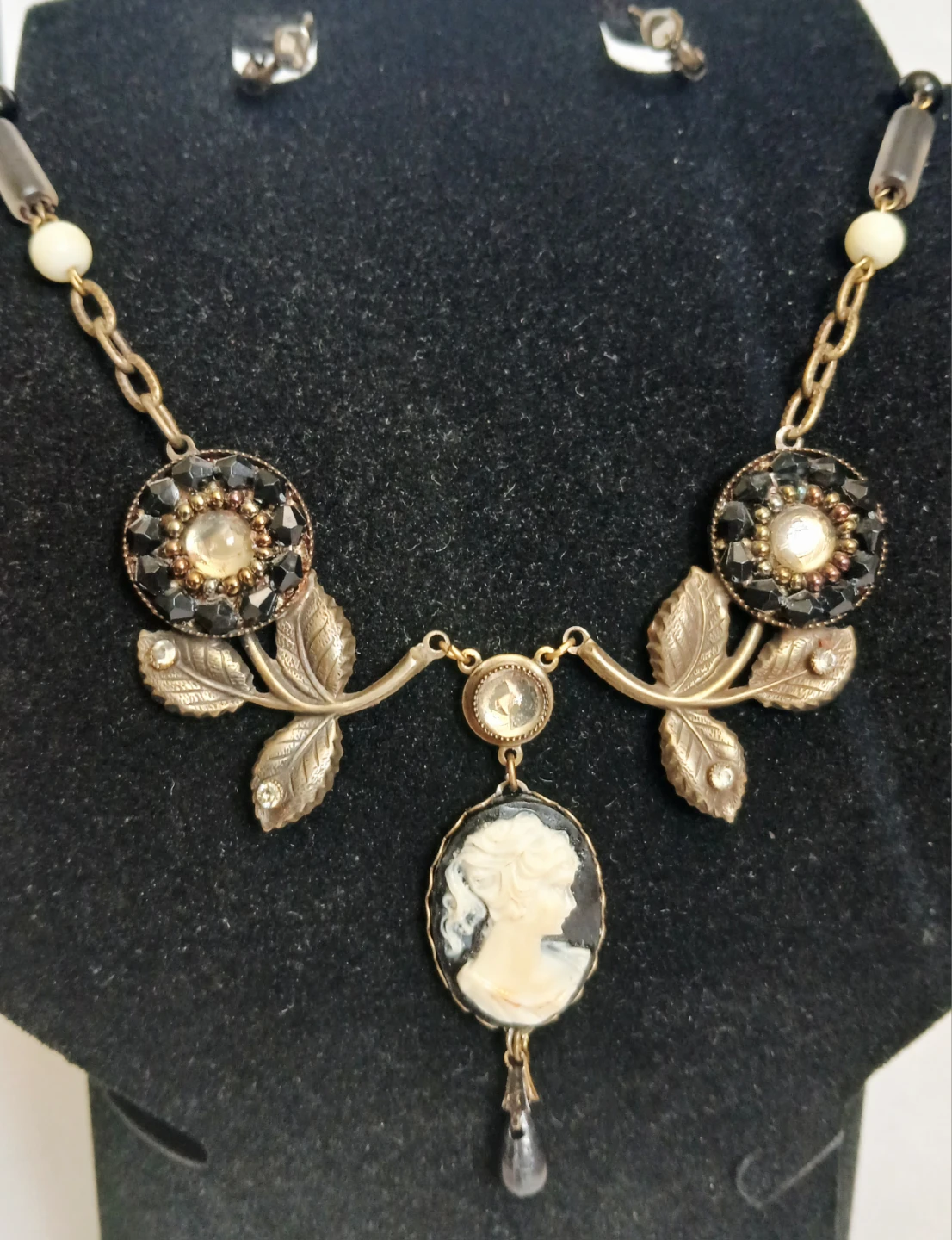 Choker with cameo pendant and earrings - photo 3
