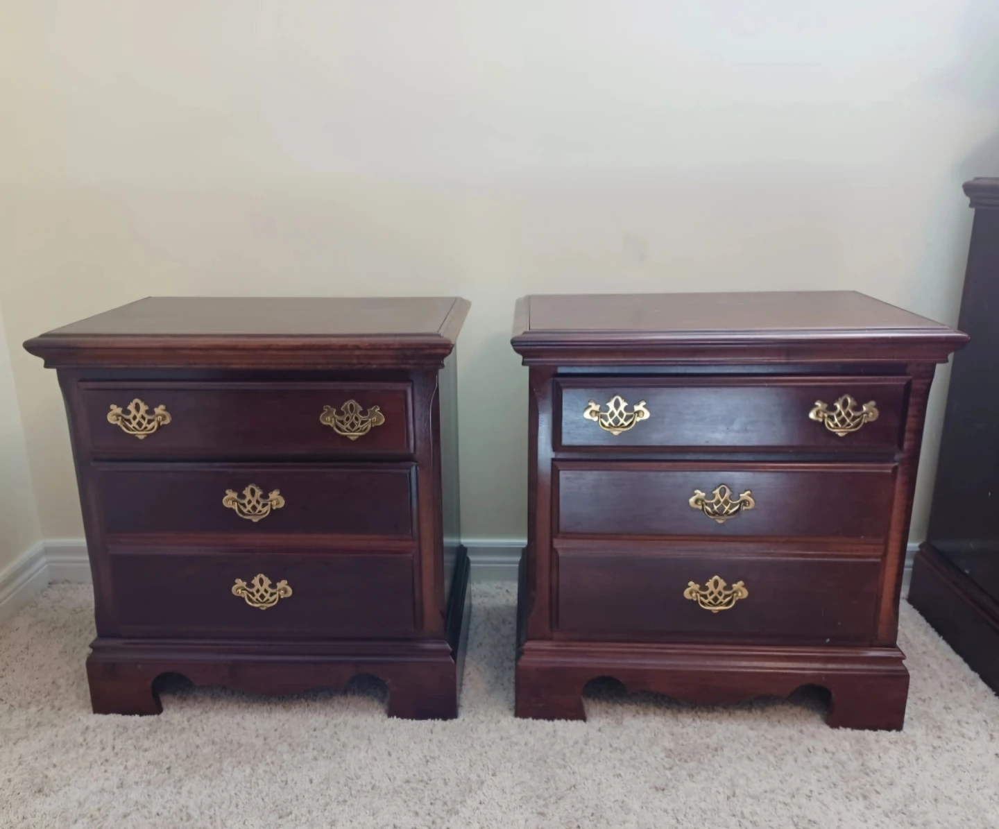 Solid Wood Dresser and Nightstands - photo 3