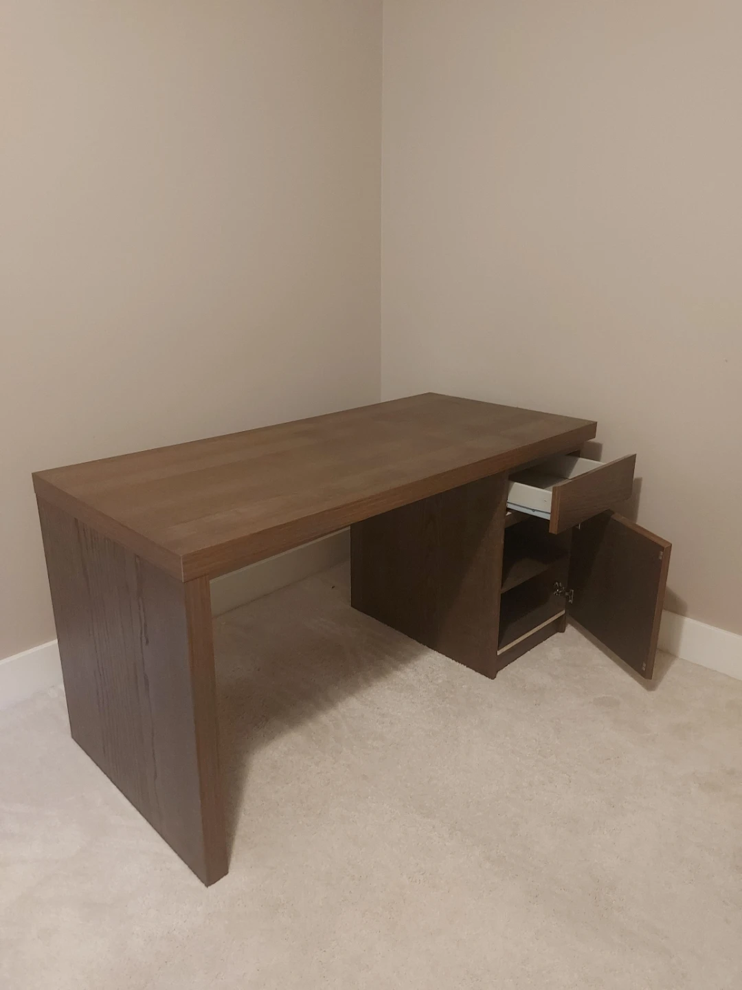[MOVING] Desk with Drawers