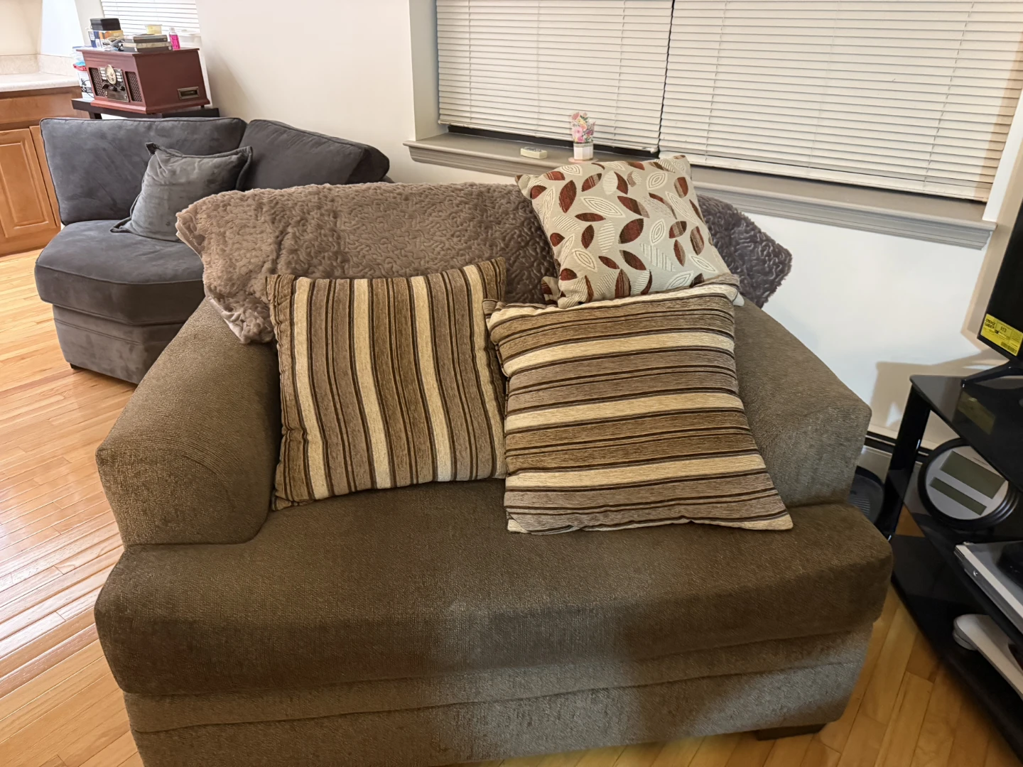 Couch set for sale with sofa bed - photo 2