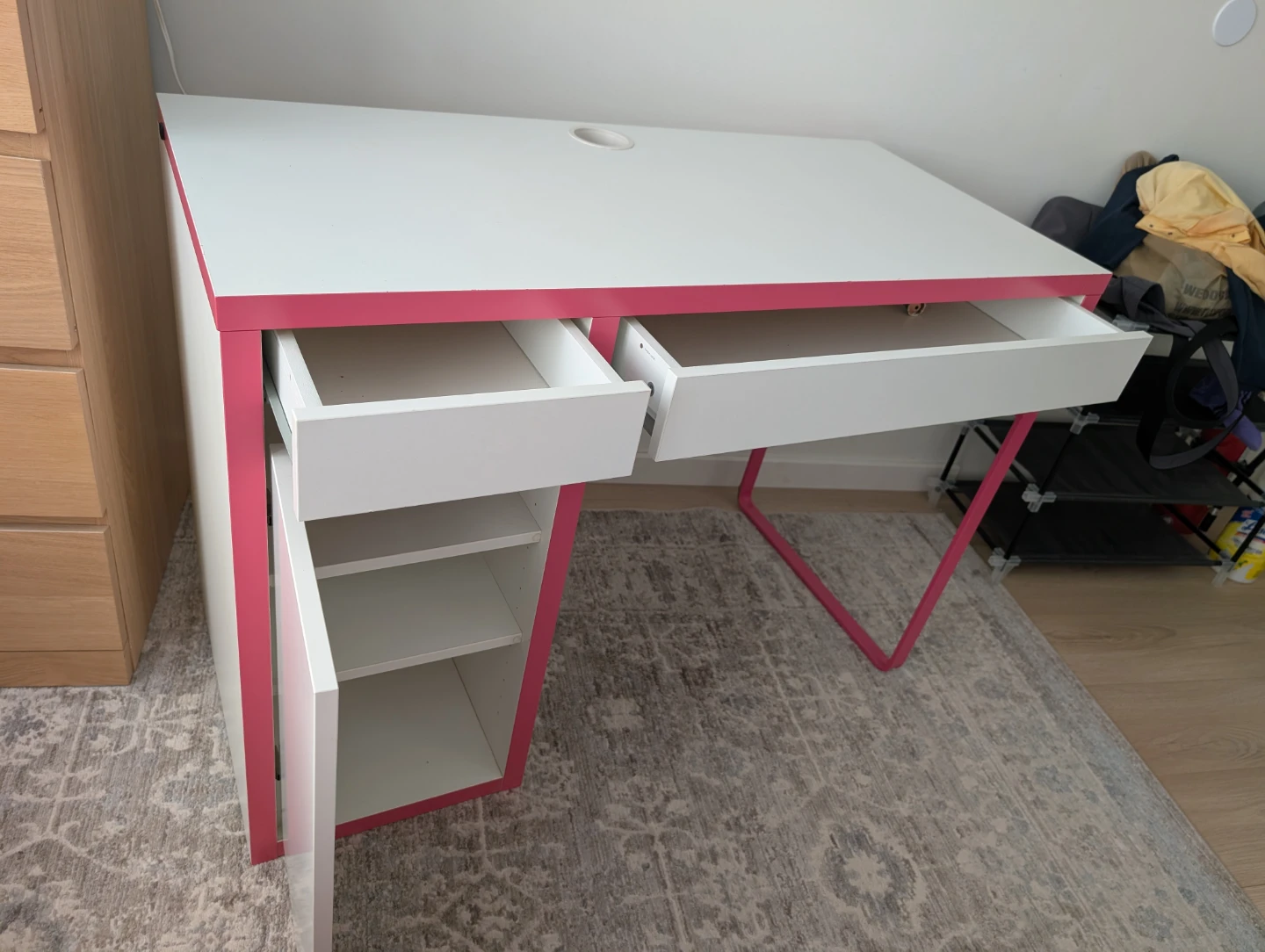 White and Pink Desk with Drawers - photo 2