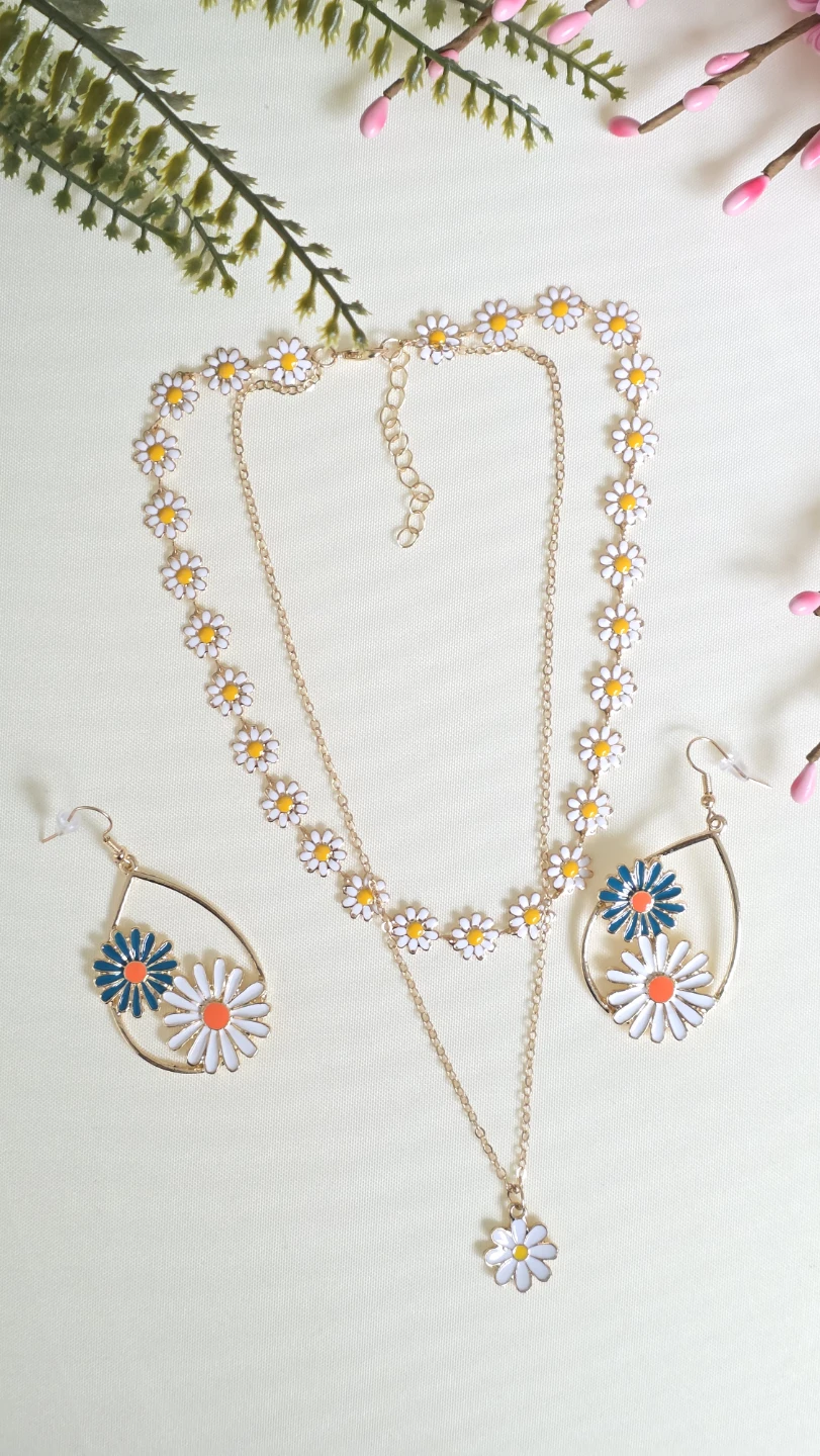 Daisy Necklace and Earring Set