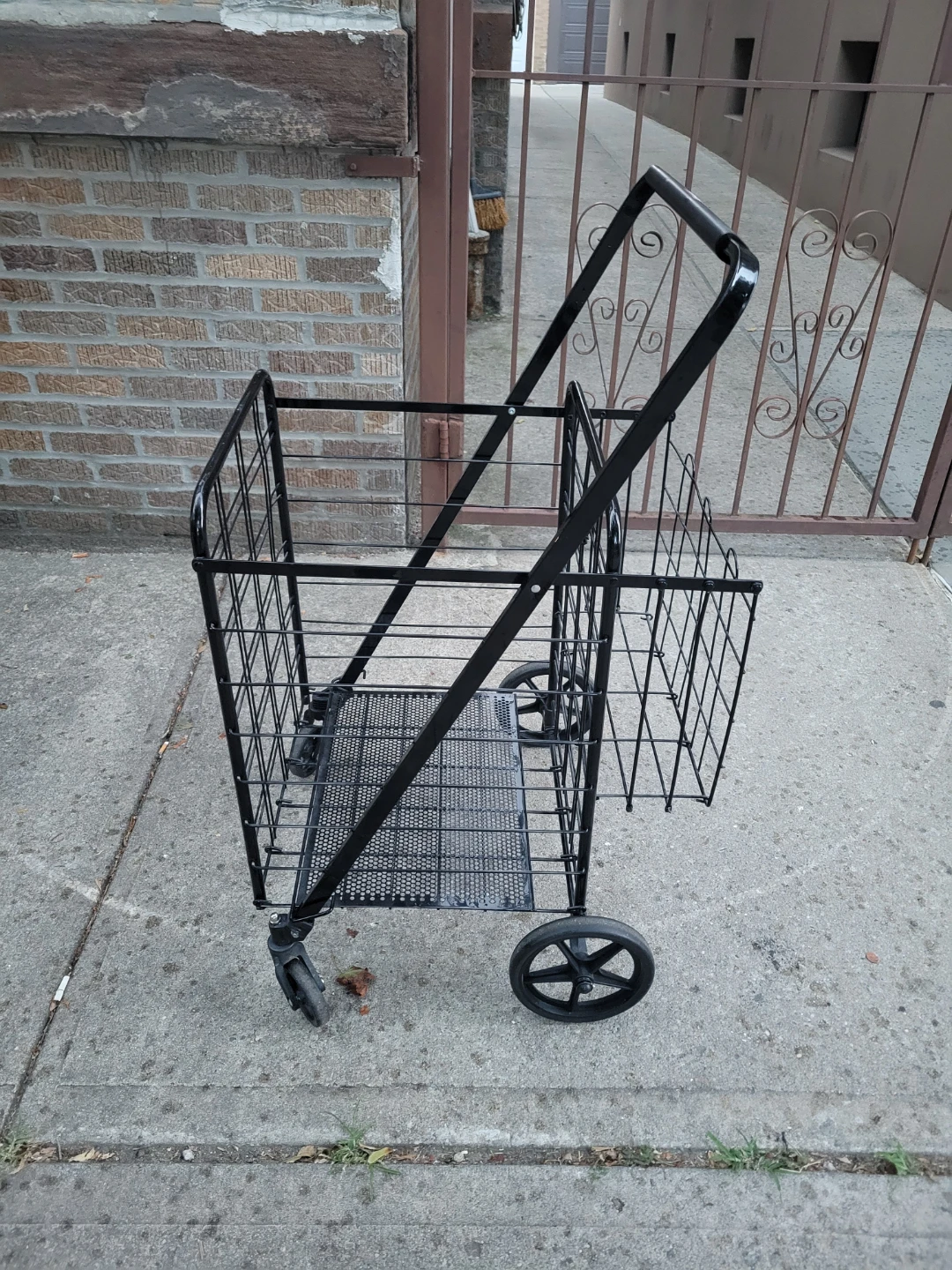 Big Black Metal Folding Shopping Cart with extra basket - photo 3
