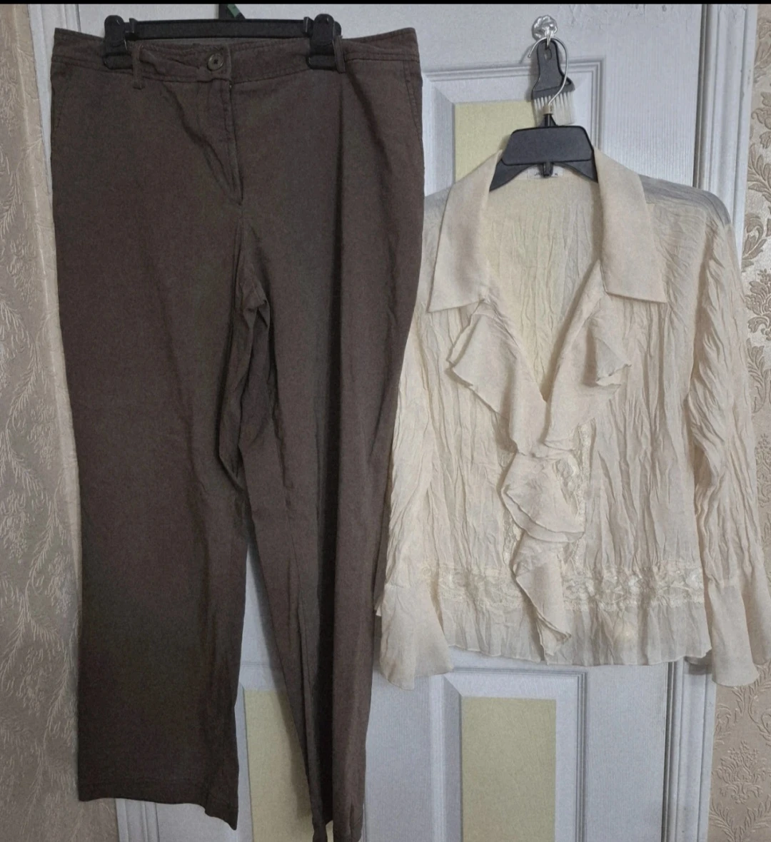 Cream Ruffled Blouse and brown stretchy pants size 16x each 15$ - photo 2