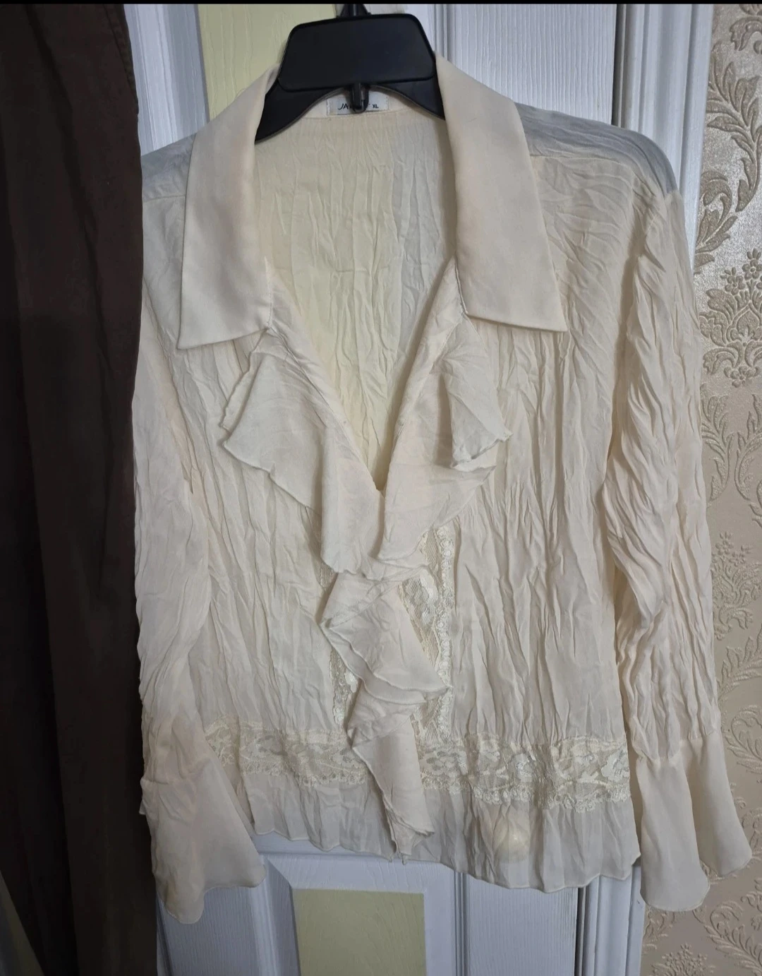 Cream Ruffled Blouse and brown stretchy pants size 16x each 15$ - photo 4