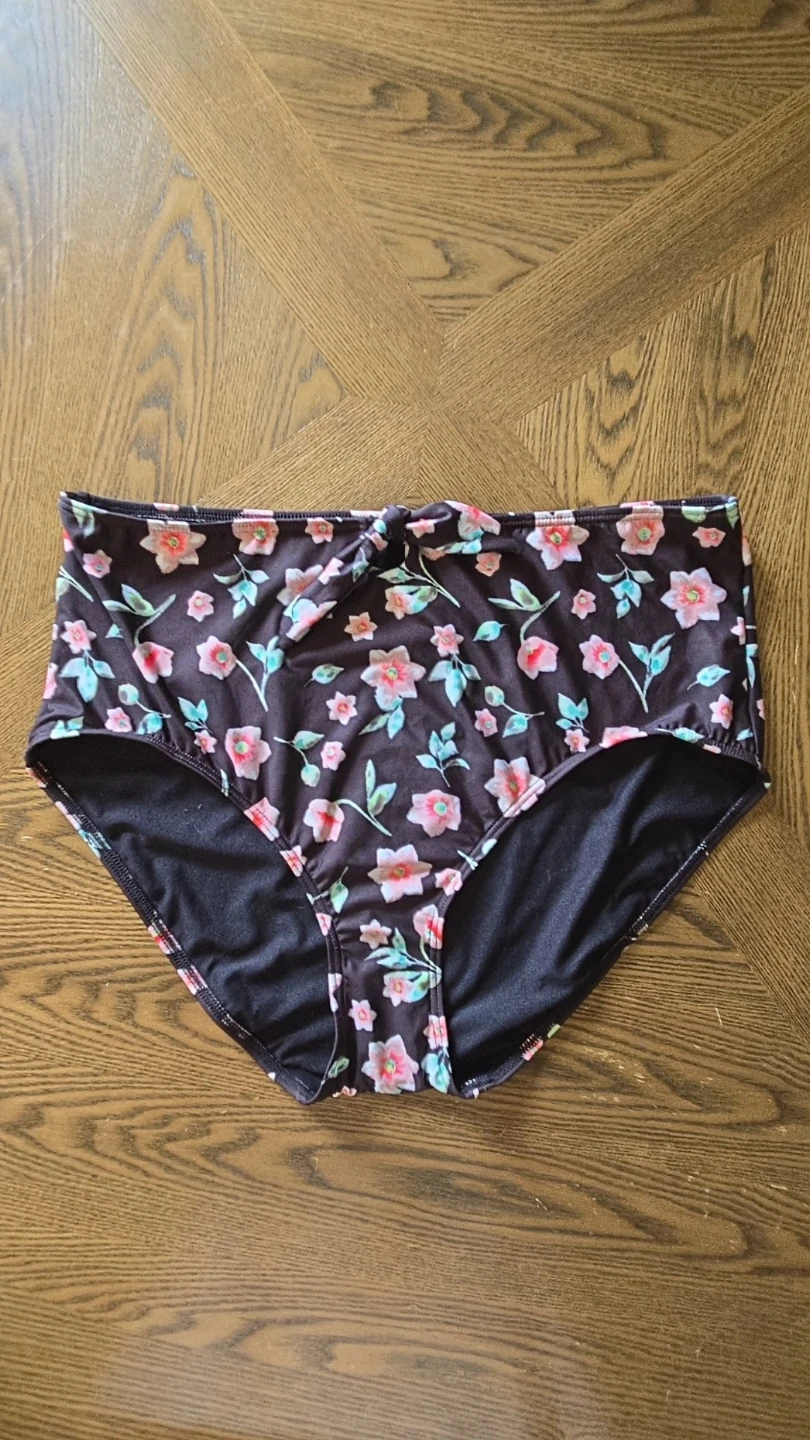 Size XL La Vie En Rose ~ Bathing Suit bottoms