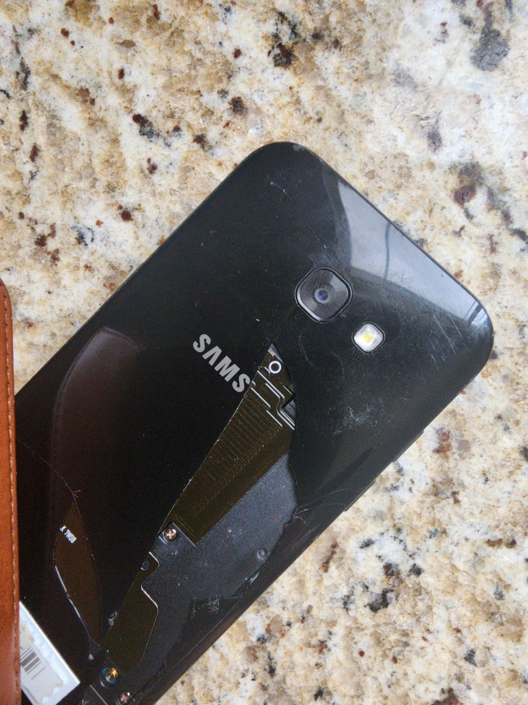 Samsung Galaxy A5 (2017) Smartphone unlocked back.has crack - photo 2