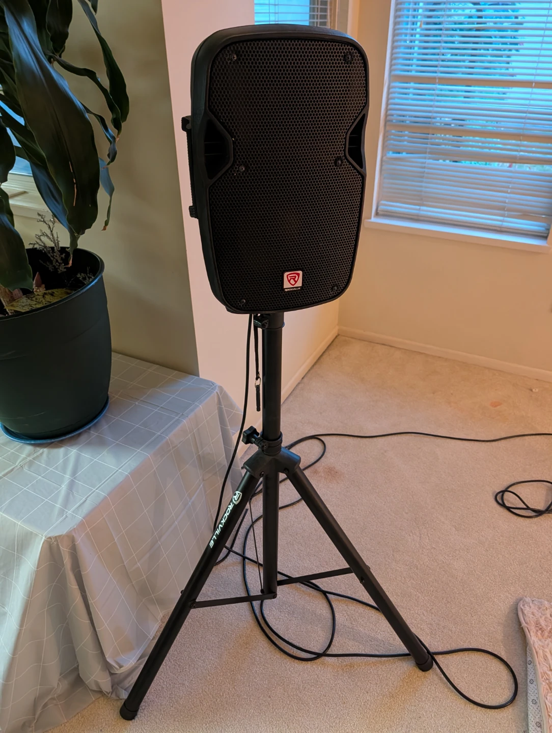 Rockville Powered Speaker with Stand