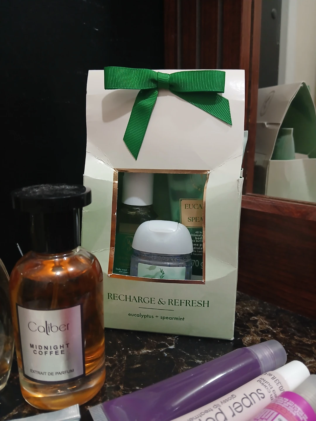 Bath and body set and 2 full perfume bottles - photo 2