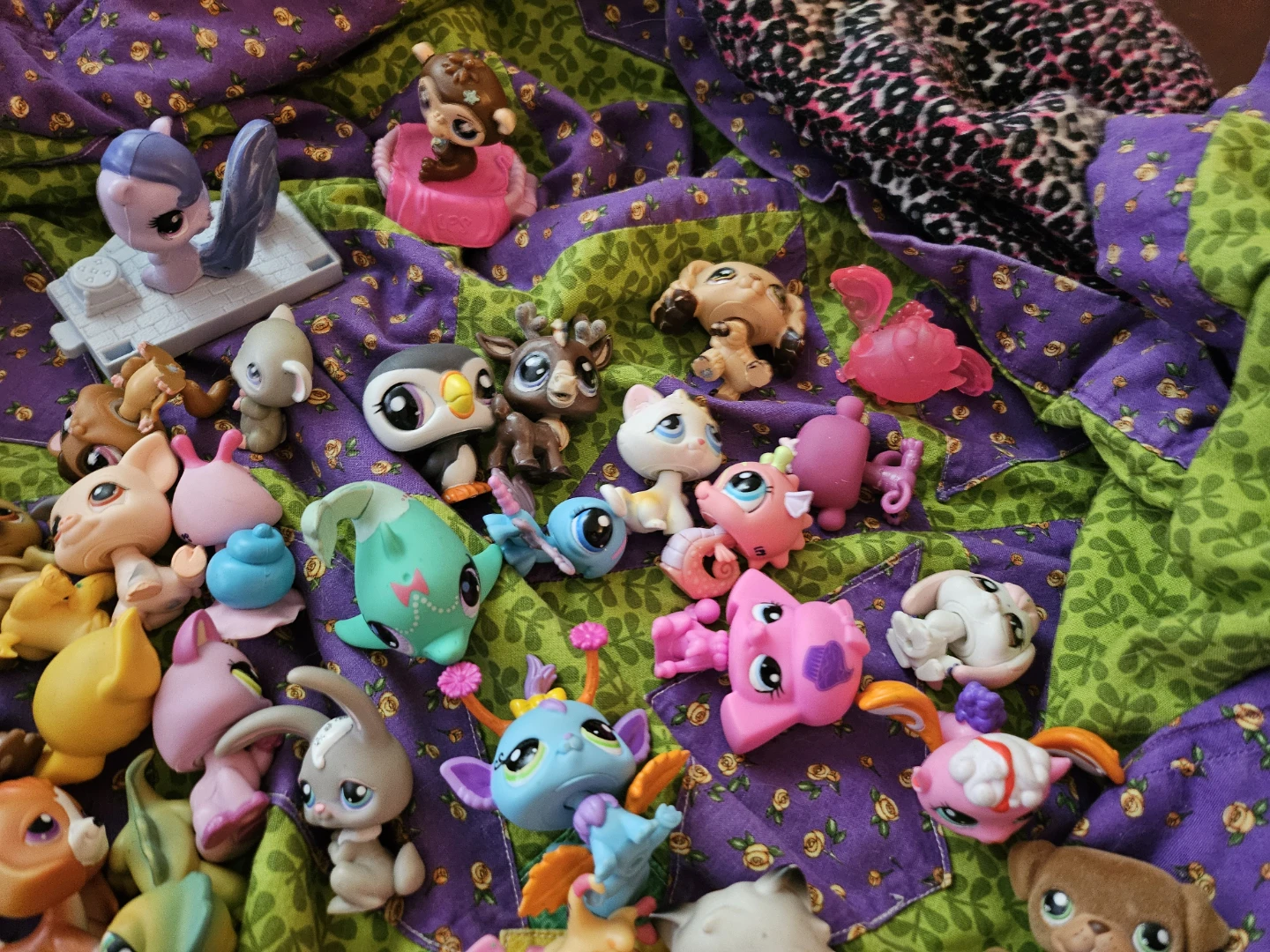 About 50 pcs Littlest Pet Shop Figures & Playset - photo 4