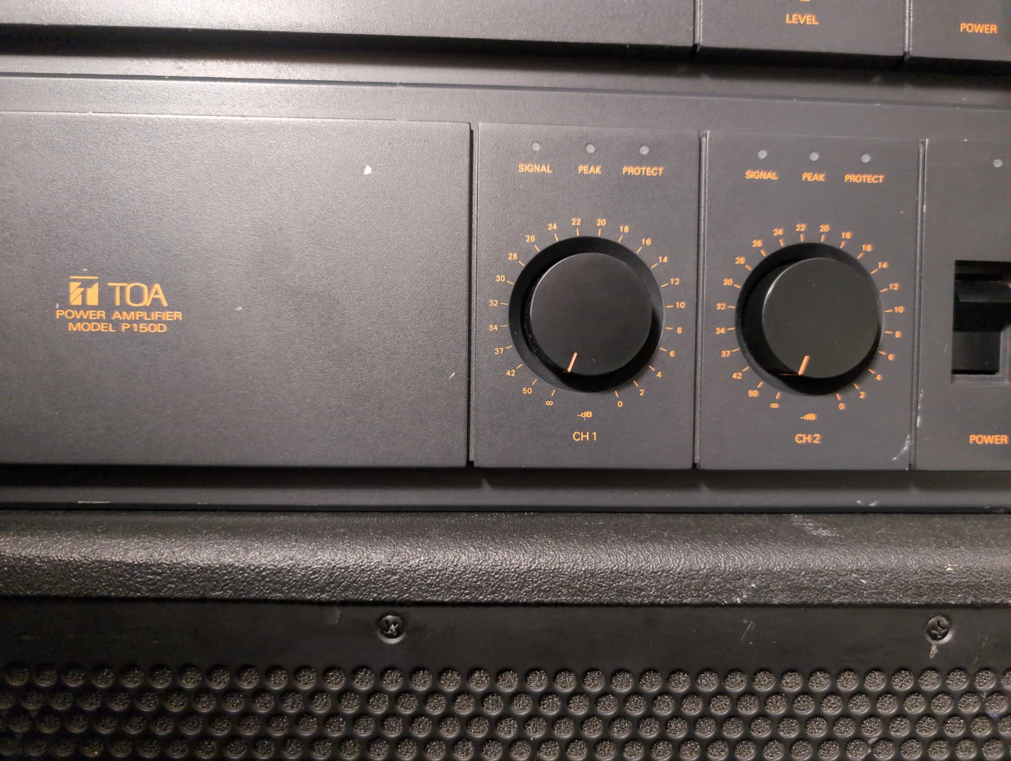 TOA Power Amplifier Model P150D - photo 3
