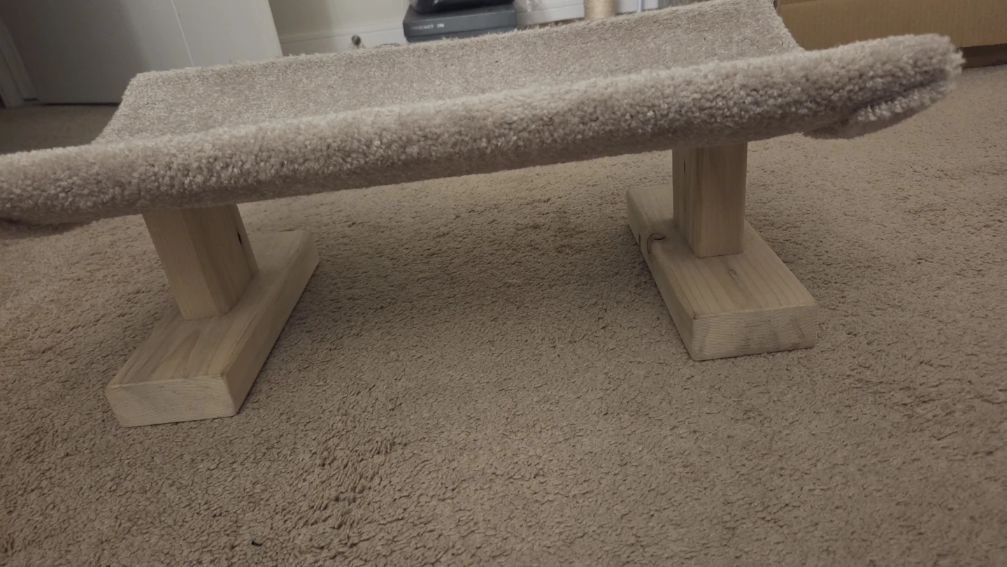 Carpeted cat bed /Step