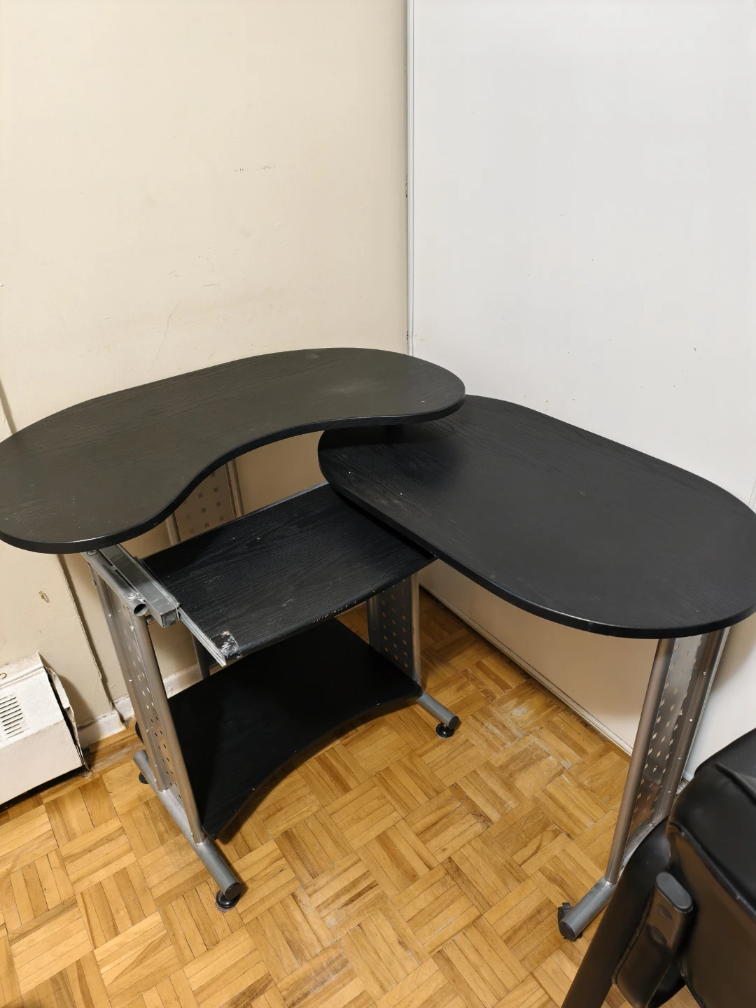 L-shaped computer desk/office/ study table with keyboard tray