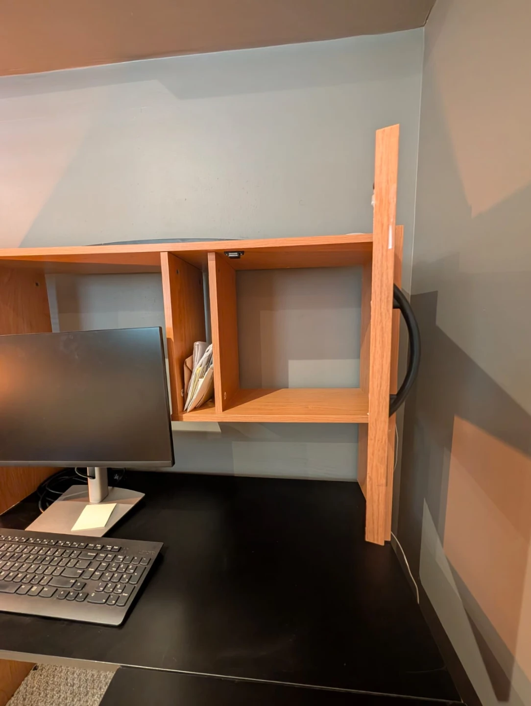 Computer desk with hutch - photo 3