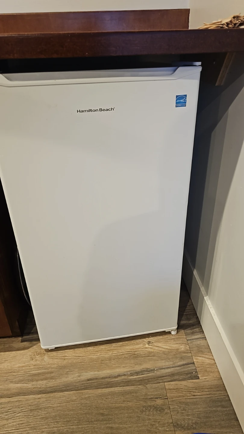 Hamilton Beach Mini Fridge, multiple things - photo 3