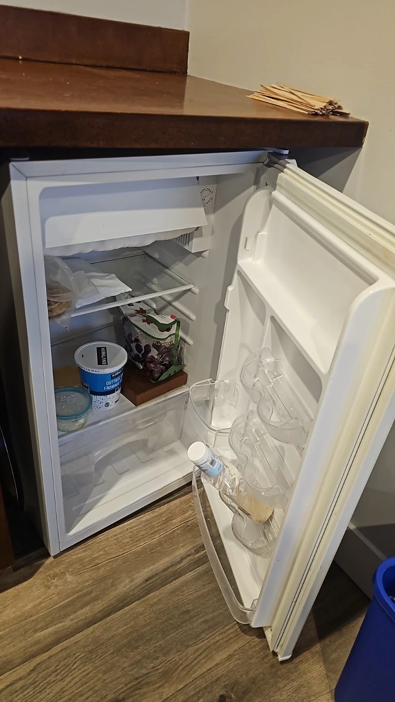 Hamilton Beach Mini Fridge, multiple things - photo 4