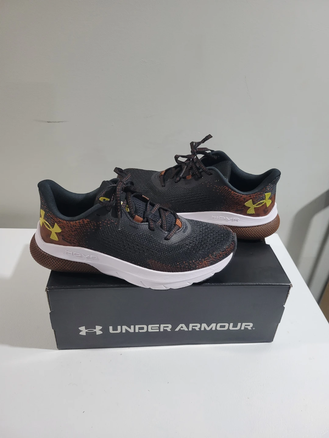 NEW WOMEN'S UNDERARMOUR SHOES SIZE 8