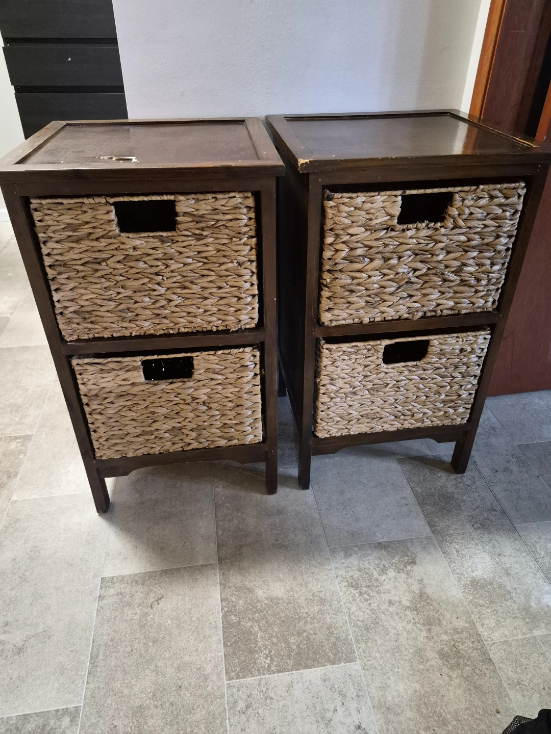 Set of 2 Wooden Nightstands with Woven Baskets - photo 2
