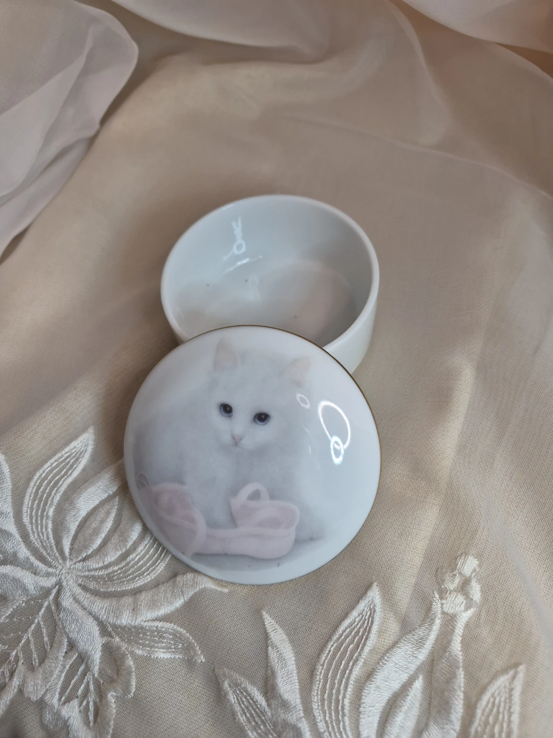 Otagiri Cat Kitten with Ballet Slipper Porcelain Trinket Box - photo 2