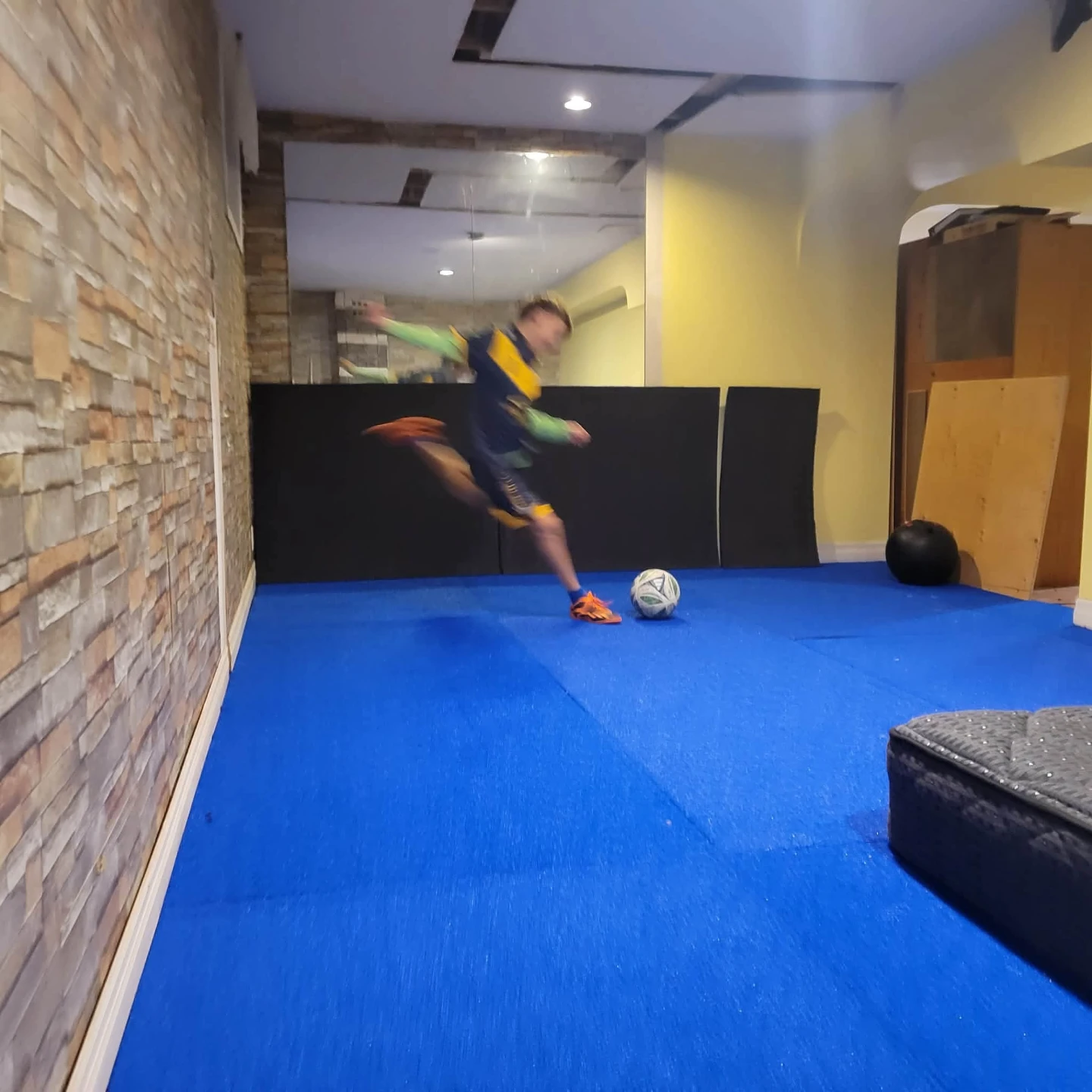NEW 26 Sq Feet Blue Artificial Panels with 10mm Underpad