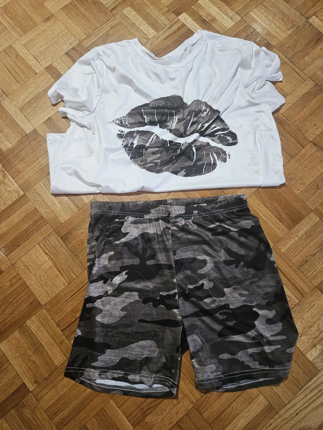 White T-shirt with Lips graphic and Camo Shorts Set - photo 3