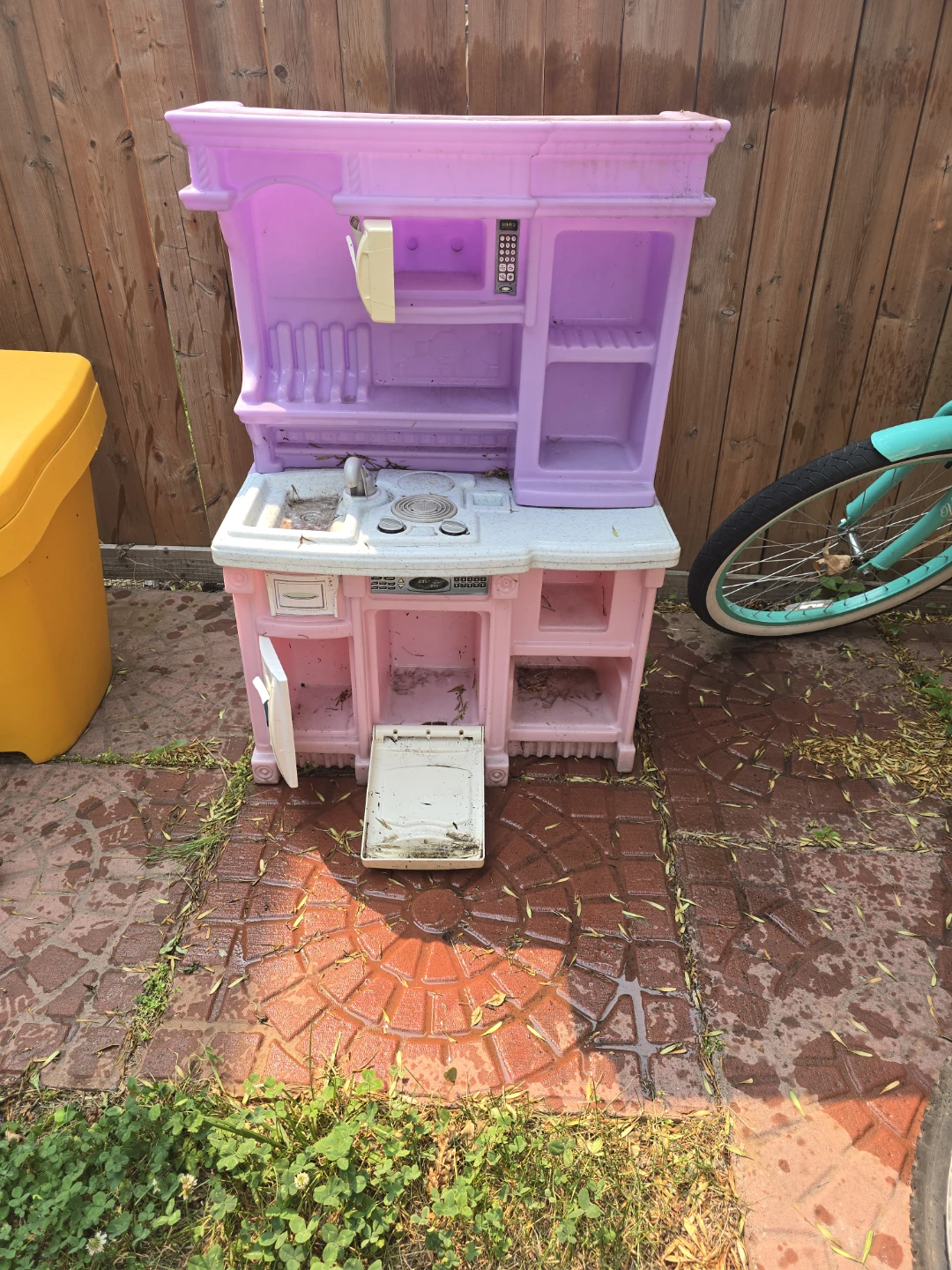 Two play kitchens with food - photo 2