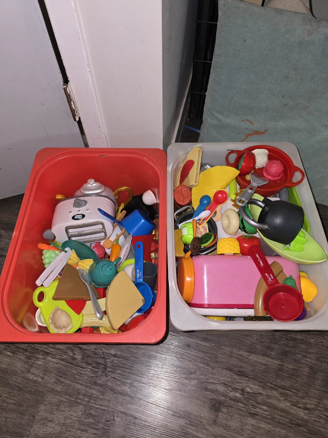 Two play kitchens with food - photo 3