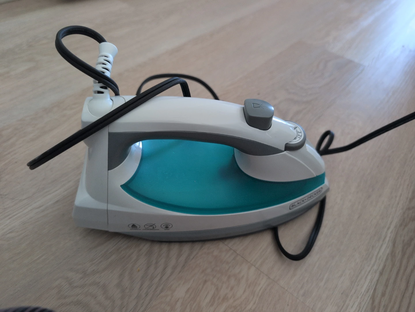 Black+Decker Light 'n Easy Steam Iron - photo 2
