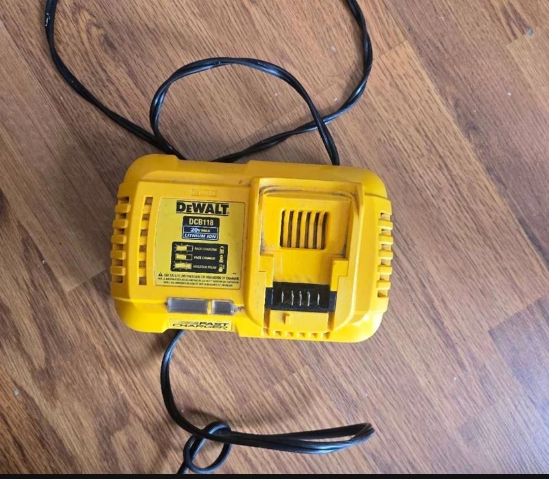 Dewalt DCB118 20V MAX Lithium Ion Fast Charger