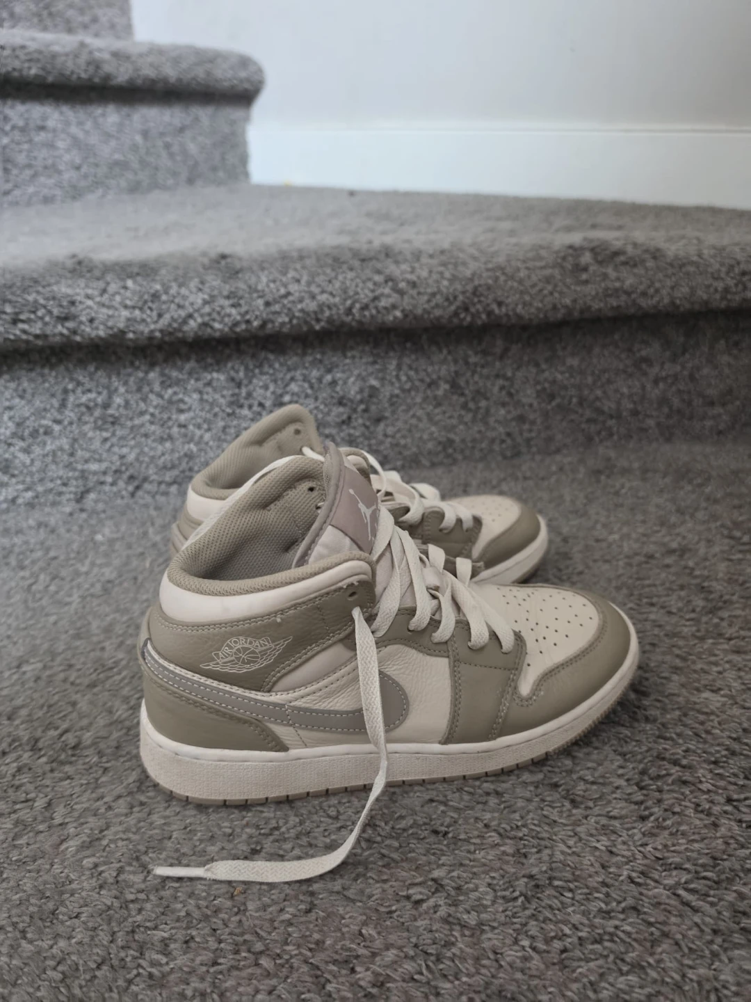 Jordan 1 cream shoes