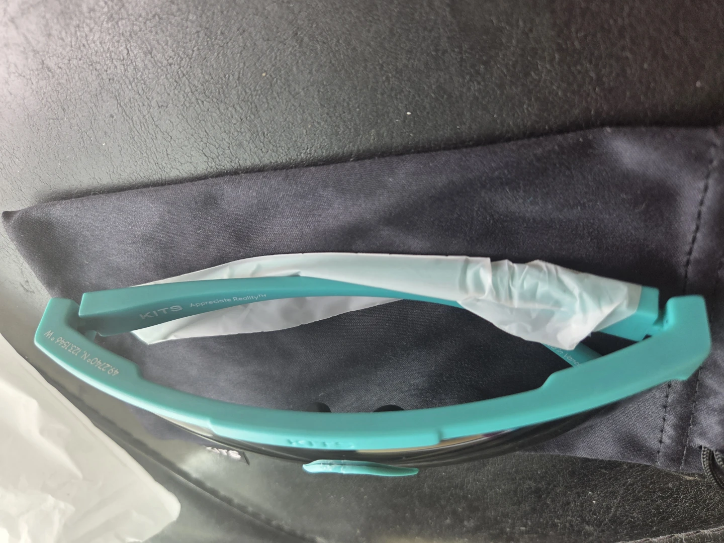 NEW! Sunglasses + Case - photo 3