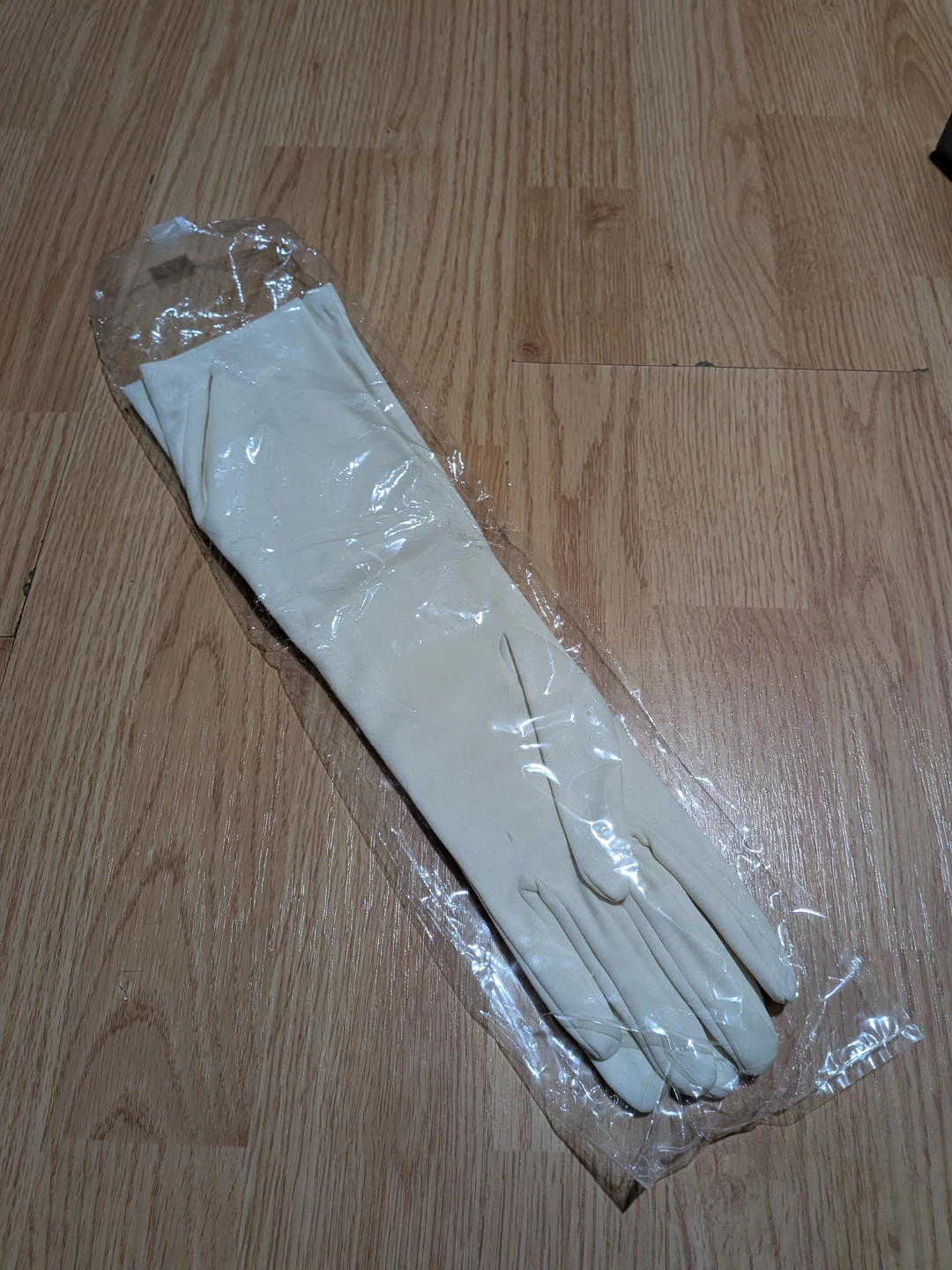 Coloriffics ivory Satin Heels with Brooch and gloves - photo 3